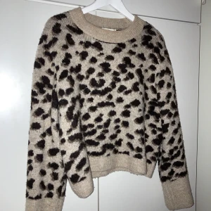 Stickad tröja leopard storlek S - Fin stickad tröja i leopardmönster från H&M. Sparsamt använd och säljes då den är för stor. 