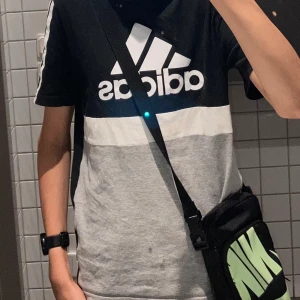 Adidas T-Shirt  - Den är 1,64 storlek. Köp om ni vill. Säljer inom områden Malmö eller Oxie 