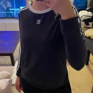 Adidas tröja - Storlek S