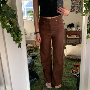 bruna jeans - highwaist bruna jeans som är stretchiga och sköna från H&M! size 40/M! säljer för att de inte kommer till användning:)