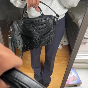 Väska - Superfin och rymlig väska! Köpare står för frakt💕man kan justera banden så man sjölv kan välja hur lång band man vill ha! 