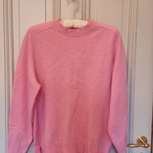 CARIN WESTER - Carin Wester tröja i topp kvalitet. Inga noppor etc. Knappt andvänd och materialet är cashmir. Köpt i vintras och passformen är snygg. Måste tyvärr sälja den då den är för liten💗 Perfekt nu till vinter och som jul klapp❤️ Nypris ca 900❤️ 