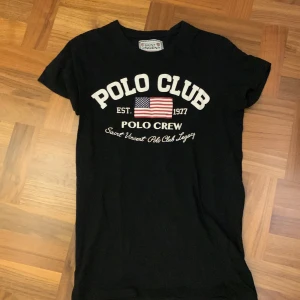 Polo club  - T-shirt. Storlek S. Normal passform. Köp på unisex avdelning för 1 år sedan. Ny skick.