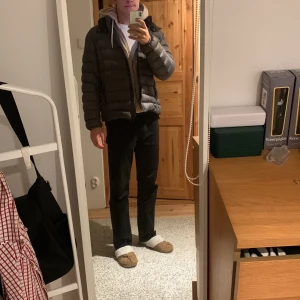 Grå colmar jacka size 3 - Grå colmar jacka köpt för 3800kr. Jackan är precis som ny. Den är Size 3 vilket passar mig perfekt och jag är 186.