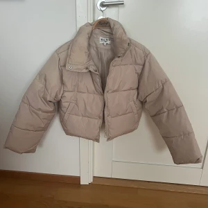 Beige Na-kd vinterjacka  - En beige snygg tjockjacka från Na-kd🙌🏼 Säljer då den aldrig kommit till användning. Jackan är i nyskick, därav står köparen även för frakten. Jag skulle säga att jackan är större i storleken än man tror. Kom privat om ni är intresserade av fler bilder!
