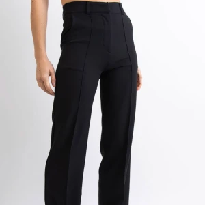 Kostymbyxor  - lite noppriga, som man kan få bort:) men annars riktigt fint skick!! Säljer för de är för små:)