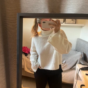 Stickad polotröja  - Vit stickad tröja med krage, från HM. Storlek L men passar andra storlekar oxå!