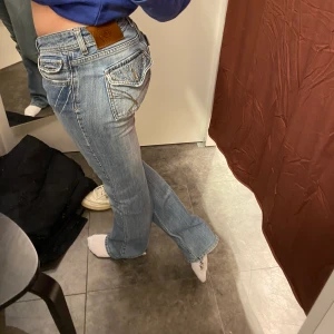 Y2K - Sjukt snygga jeans köpta secondhand. Jätte fint skick men kommer inte till användning☺️Bootcut och låg midja