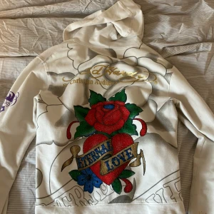 Skit snygg ed Hardy hoodie  - Ed Hardy hoodie i strlk XL men sitter som S, har några fläckar på midjan som man kan se på bild 3 💓