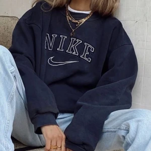 (SÖKER) vintage nike tröja - Hej! Jag söker nike spellout tröjor i storlek XL, helst en grön men andra färger funkar också