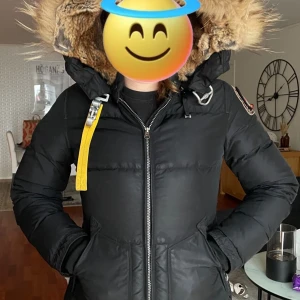 👻 Parajumper jacka 👻 - En väldigt fin jacka som är använd cirka 2 vintrar , finns ett litet hål inne i jackan längst ner som säkert går att sy ihop men jag valt att tejpa. Har inga kvitton därav låga priset , priset går även att diskutera vid snabb affär , frakten ingår i pris