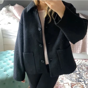 Monki kappa  - Slutsåld kappa från Monki, använd till och från en vinter. Köpare står för frakt, lånad första bild💞