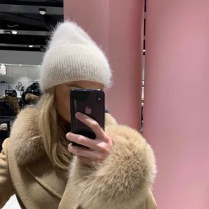 Mössa - Säljer en liknande mössa som Alvii, finns i vit, svart, beige och kahki och turkos! 🤍🤍🤍lånande bilder, kolla min andra annons för exakta bilder!