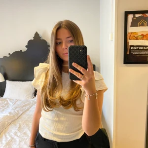 Vit topp med puffärm - Säljer denna snygga topp i vitt från Zara🤎 