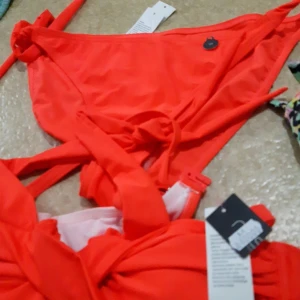 Bikini - Helt ny bikini Överdel i strl m och trosor i strl 40  100kr