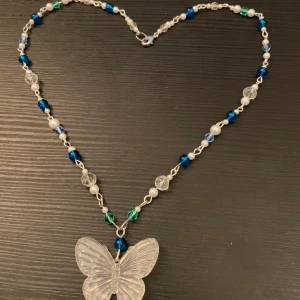 Fjärilshalsband💕  - Halsband gjort av mig! Man kan även köpa matchande örhängen till om man är sugen🖤