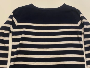 Randig tröja  - En fin randig tröja i använt skick som passar bra till hösten. 
