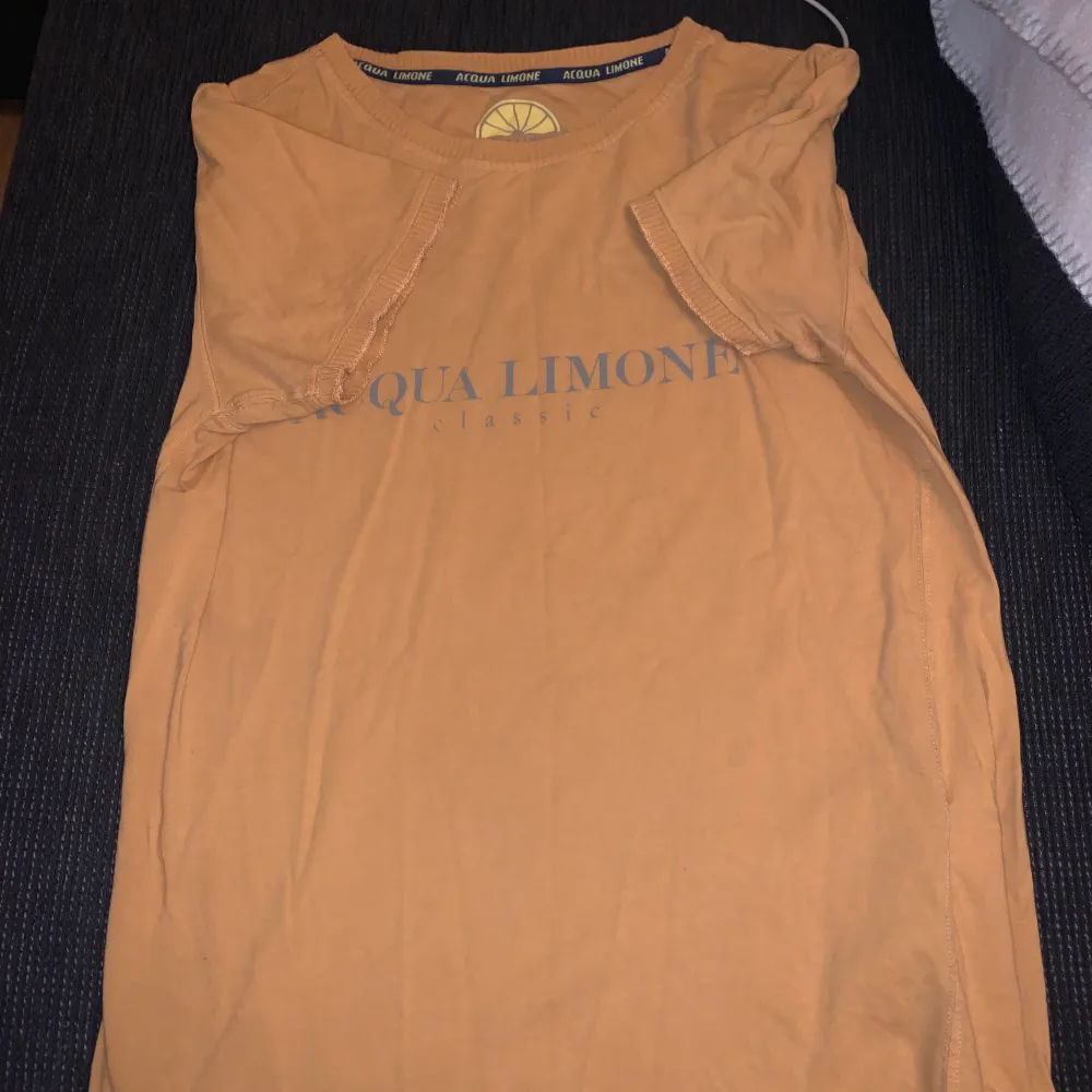 Orange i storlek M. T-shirts.