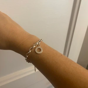 Tomas Sabo armband, oanvänt  - Tomas Sabo armband i silver med en berlock.  Oanvänt. 18 cm länk  Nypris 998kr.  Finns i  Alingsås och kan mötas upp i centrala Göteborg enl ök.  Kan skickas. 
