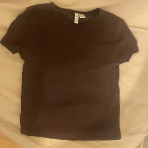 T-shirt hm strl S - Fin och oanvänd t-shirt från hm. Väldigt enkel tröja som matchar allt. Köpt för 80kr. Pris kan diskuteras 😄