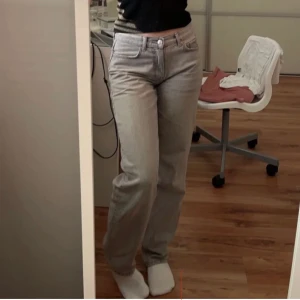 Gråa jeans - Säljer ett par populära grå Jeans som tyvärr ej kommit till användning❣️jag har använt dom bara 5 gånger och dom är fortfarande som ny skulle jag säga! Nypris 950kr! Och mitt pris 150kr, dom är från Zalando och köparen står för frakten❤️