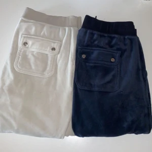 Juicy Couture - Säljer mina blåa/vita juicy byxor då jag behöver spara pengar till en resa! Dom vita säljer jag för 700 o dom blåa för 500 eller båda för 1200💞