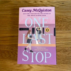One last stop - Oläst, i nyskick. Skriven av Casey McQuinston, författaren till Red, white & royal blue