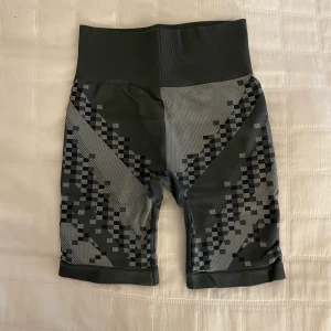 Gymshark shorts  - HELT nya och oanvända shorts från Gymshark i modellen Wtflex. Unika och sjukt snygga, och självklart bekväma och squatproof. Endast testade. Frakt tillkommer alltid 💕