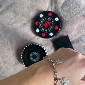 Thomas Sabo armband med tre berlocker  - Ett så fint armband från Thomas sabo som jag nu inte längre använder, i ett fint skick med alla delar kvar! Skriv vid intresse!💓