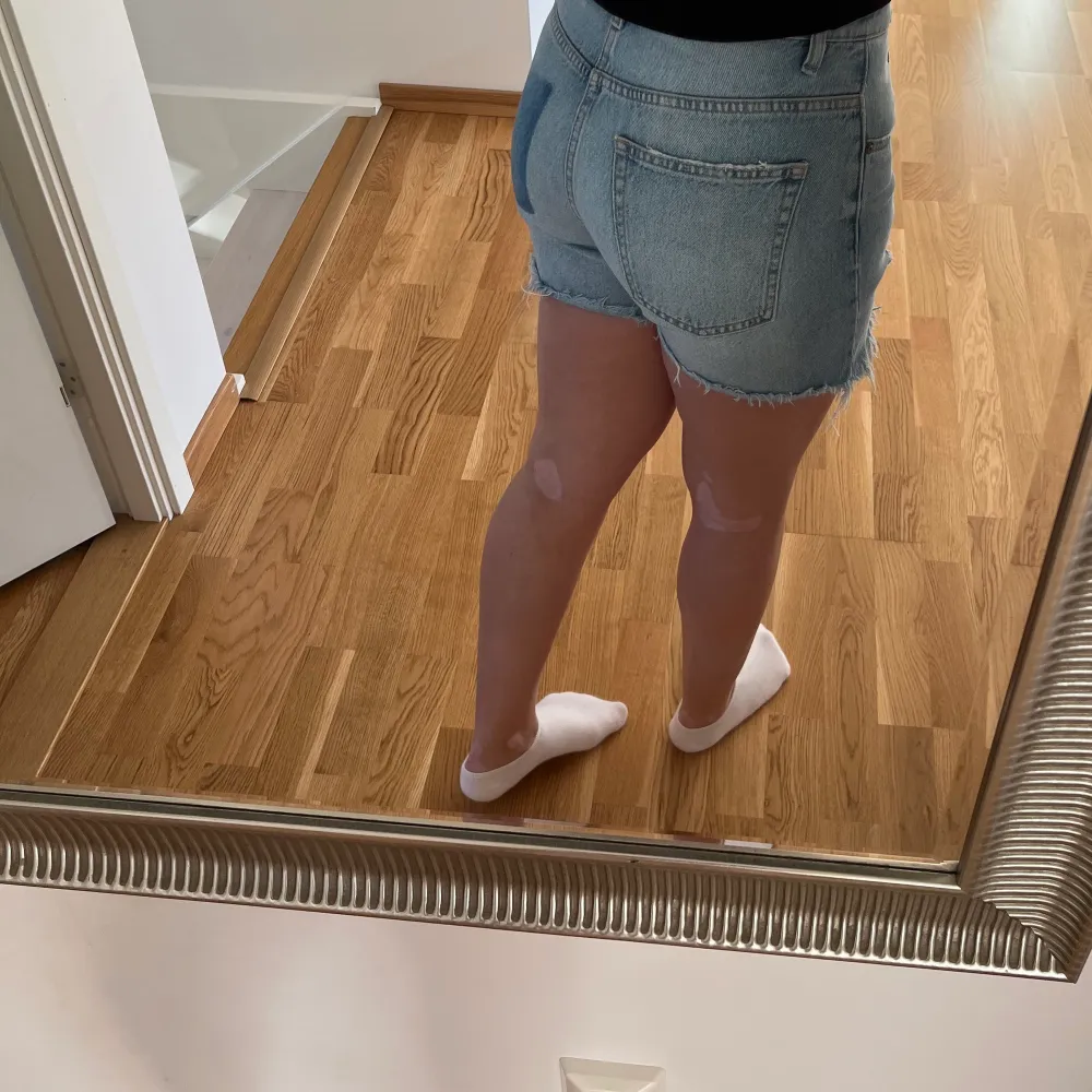 Garderobsrensning!!! Kommer mer!!! Säljer dessa shorts från Zara med snygg detalj bak, som är i bra skick. Storlek: M Färg: Blå Köparen står för frakten!!! . Shorts.