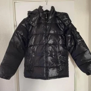 Vinterjacka - Helt ny höst/vinterjacka i strl M. Glansigt svart tyg. Nypris: 900 kr.  