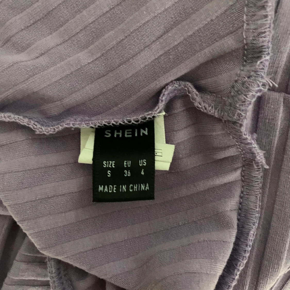 Lila ribbad topp - 90