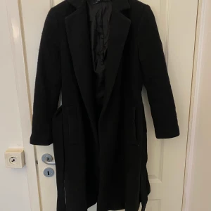 Zara kappa  - Zara kappa i storlek xs. Går att knyta med bandet i magen. Kappan är något knopprig 🌺