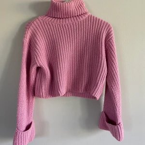 Rosa polotröja  - En rosa croppad polotröja från NLY