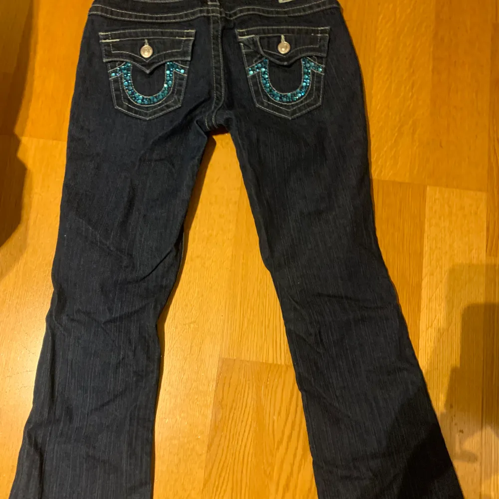 Världens snyggaste true religigion jeans! Passar perfekt i längden för någon över 165cm! 3 rinestones har ramlat av när dem kom från usa men helt nya annars.🤩buda eller köp direkt för 900.. Jeans & Byxor.