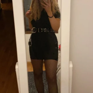 Polis - Säljer endast klänningen!!  perfekt för halloween (polis dräkt) endast använd en gång. Passar en XS/S