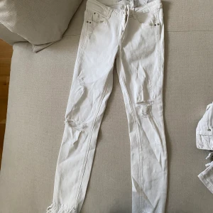 Nya Zara jeans  - Vita zara jeans i nyskick med lappar kvar.