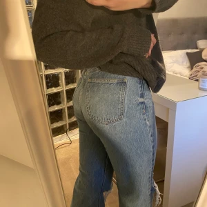 Jeans med hål på knäna - säljer dessa jeans från Zara som är sååå sköna och sitter jättebra på kroppen🫶🏼🫶🏼 De är högmidjade men inte så tajta i midjan, de sitter jätteskönt.   Säljer för 250+frakt   