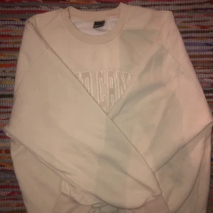 Gina tricot sweatshirt  - Beige sweatshirt från gina tricot, strl M. Jätteskön och mysig tröja att ha på hösten/vintern.💋Använd få gånger, väldigt bra skick. Nypris 399kr
