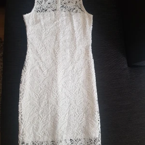 Klänning  - En fin klänning. Passar bra för Student. Inte användas 