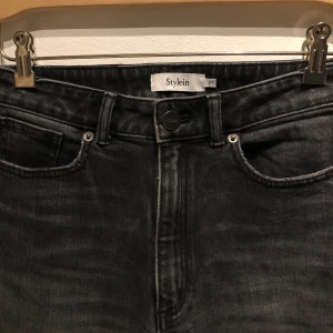 Stylein  - Stylein Jeans, black ripped jeans med slitningar på knän.  Använda max 4 ggr, så dem är i väldigt fint skick :) 
