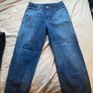 Baggy Jeans från ASOS - Ett par baggy jeans från ASOS. Endast testade, aldrig använda. Utmärkt skick. Skriv för fler bilder :)
