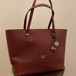 Guess - Säljer denna ursnygga Guess handväska för att det kommer tyvärr inte till användning. Använt den ett fåtal gånger.