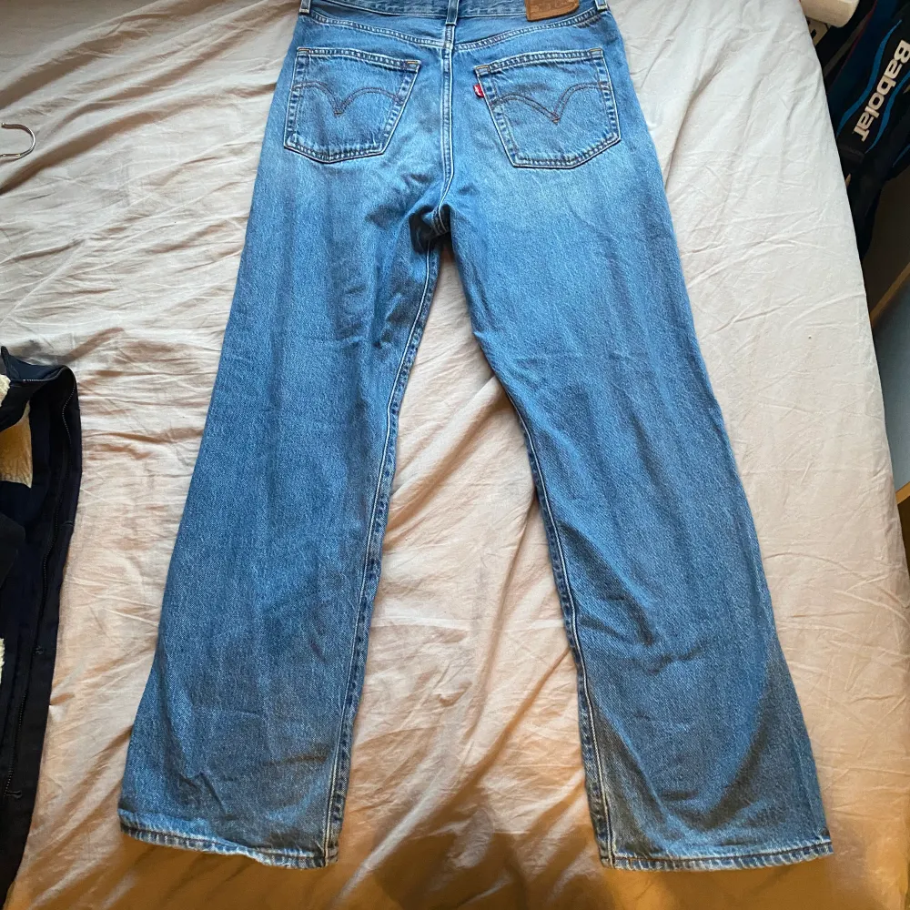 Ett par feta levi’s jeans i straight fit! Köpta för 1299kr, har ett mindre hål på ena benet se bild 2) annars super bra skick. Skriv för fler bilder:). Jeans & Byxor.