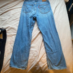 Levi’s Jeans - Ett par feta levi’s jeans i straight fit! Köpta för 1299kr, har ett mindre hål på ena benet se bild 2) annars super bra skick. Skriv för fler bilder:)