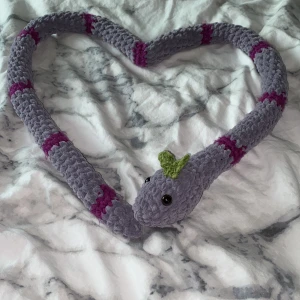 ormen olga 💜 - gulligaste handgjorda ormen 🐍  finns i färgerna ljusbrun/mörkbruna ränder , gul/mörkgula ränder , mörkblå/turkosa ränder , lila/mörklila ränder, grå/vita ränder.  Ange gärna egen längd på ormen ! (max. 150 cm)