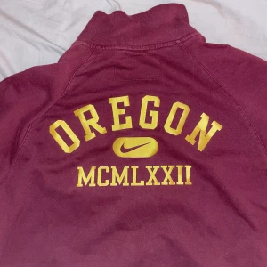 Vintage Nike zip up  - Vintage Nike zip up i fint skick. Storlek L men sitter lite baggy på mig som är S-M så inte jätte stor 