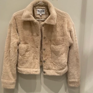 NA-KD - Teddyjacka, 32 - En fin Höst/vår - teddyjacka från NA-KD med fina detaljer. Originalpris: 800 kr men säljs nu för 250 kr. Använt väldigt få gånger.  
