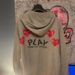 cdg zip - tja! säljer min sköna cdg zip hoodie, skick:8/10, storleken är L men sitter som M.nypris cirkus 4