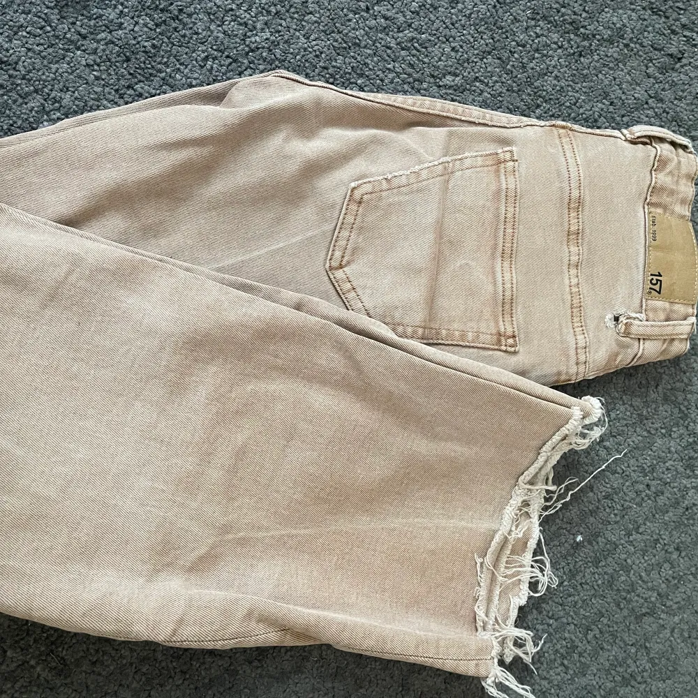 Vida/raka jeans från Lager 157 i storlek xs. Lite sönder vid ett sån bältes grej. Se bild . Jeans & Byxor.